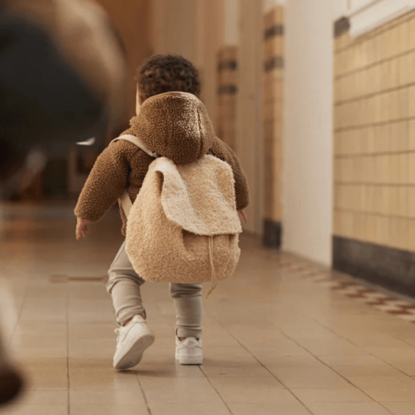 Jollein Rugtasje Bouclé Naturel gedragen door kind