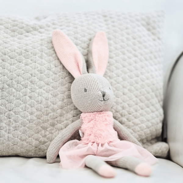 Jollein knuffel bunny nola op de bank